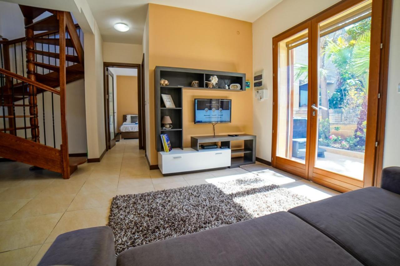 Getawaynpetto Private Duplex Maisonette With Jacuzzi Hot Tub Mgarr Eksteriør billede